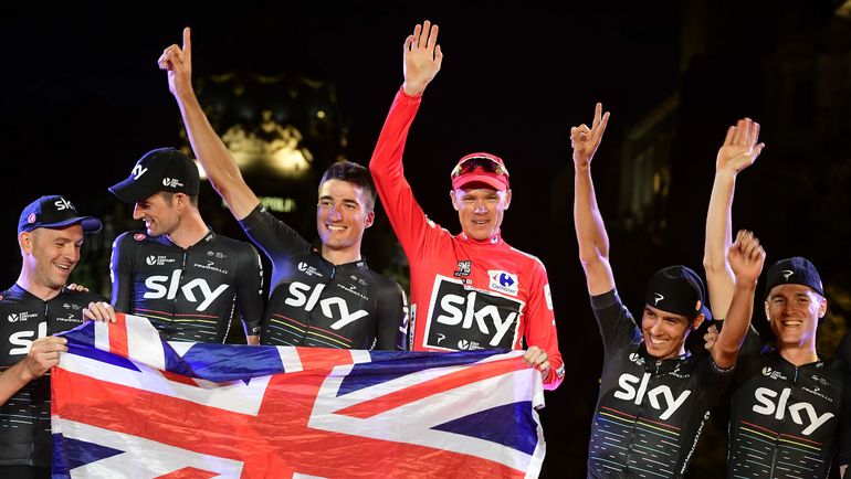 Крис ФРУМ (третий справа) с партнерами по команде. Фото AFP Крис ФРУМ (третий справа) с партнерами по команде. Фото AFP