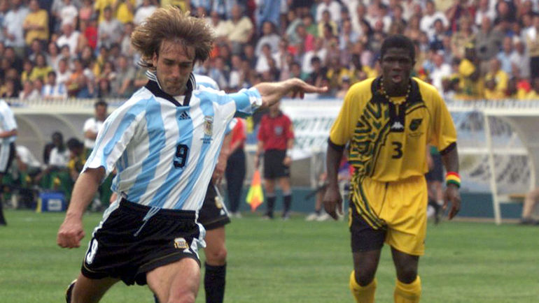 21 июня 1998 года. Париж. Аргентина - Ямайка - 5:0. Габриэль БАТИСТУТА забивает один из своих трех голов в ворота сборной Ямайки. Фото REUTERS 21 июня 1998 года. Париж. Аргентина - Ямайка - 5:0. Габриэль БАТИСТУТА забивает один из своих трех голов в ворота сборной Ямайки. Фото REUTERS