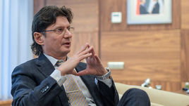 Вчера. Москва. Леонид ФЕДУН в своем кабинете.