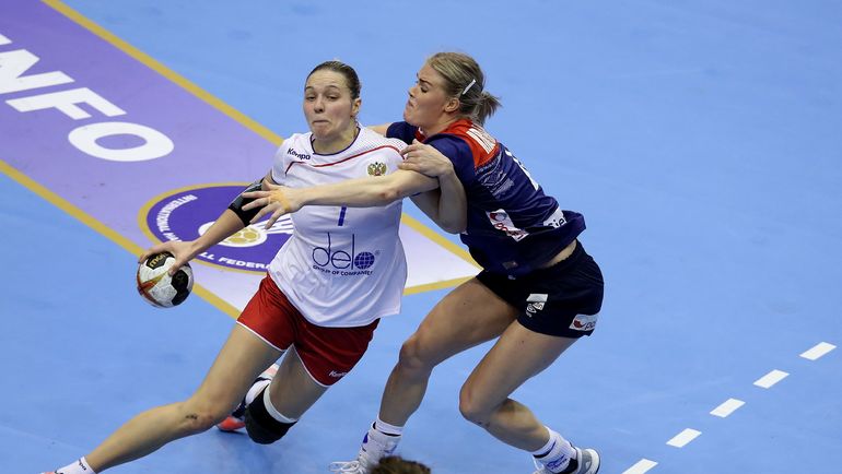 Среда. Магдебург. Норвегия - Россия - 34:17. Дарья ДМИТРИЕВА (слева) и Вероника КРИСТИАНСЕН. Фото AFP Среда. Магдебург. Норвегия - Россия - 34:17. Дарья ДМИТРИЕВА (слева) и Вероника КРИСТИАНСЕН. Фото AFP