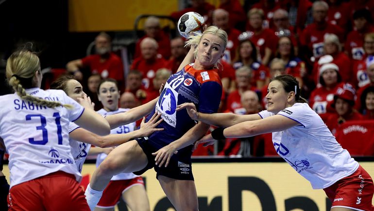 Игроки сборной России пытаются сдержать Стине ОФТЕДАЛЬ. Фото AFP Игроки сборной России пытаются сдержать Стине ОФТЕДАЛЬ. Фото AFP