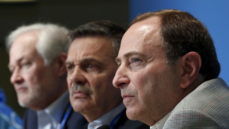 Рене ФАЗЕЛЬ (в центре) и комиссионер НХЛ Гэри Бэттмен (справа). Фото REUTERS Рене ФАЗЕЛЬ (в центре) и комиссионер НХЛ Гэри Бэттмен (справа). Фото REUTERS