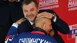 Четверг. Москва. Россия - Швеция - 3:1. Главный тренер сборной России Олег ЗНАРОК и бывший капитан Максим СУШИНСКИЙ.