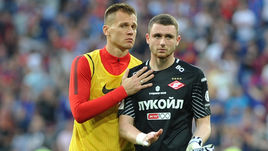 12 августа. Москва. ЦСКА - "Спартак" - 2:1. Вратари красно-белых Артем РЕБРОВ и Александр СЕЛИХОВ (справа) после матча.