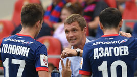 Главный тренер ЦСКА Виктор ГОНЧАРЕНКО с полузащитниками Александром ГОЛОВИНЫМ и Аланом ДЗАГОЕВЫМ.