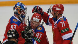 Четверг. Москва. Россия - Швеция - 3:1. Василий КОШЕЧКИН, Кирилл КАПРИЗОВ и Илья КОВАЛЬЧУК (слева направо) празднуют победу над шведами.