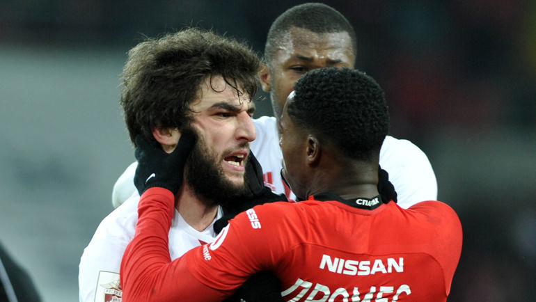 Минувшей зимой амкаровцы Георгий ДЖИКИЯ (слева) и Александр Селихов стали одноклубниками Квинси ПРОМЕСА. При разделении чемпионата на две части их встречи с бывшей командой могут стать редкостью. Фото Алексей ИВАНОВ Минувшей зимой амкаровцы Георгий ДЖИКИЯ (слева) и Александр Селихов стали одноклубниками Квинси ПРОМЕСА. При разделении чемпионата на две части их встречи с бывшей командой могут стать редкостью. Фото Алексей ИВАНОВ