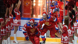 Четверг. Москва. Россия - Швеция - 3:1. Хоккеисты сборной России выходят на лед перед стартом матча против скандинавской сборной. Сегодня их ждет противостояние с "Кленовыми листьями".