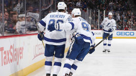 Суббота. Денвер. "Колорадо" - "Тампа-Бэй" - 5:6. Форвард "Молний" Никита КУЧЕРОВ (слева) принимает поздравления от Стивена СТЭМКОСА.