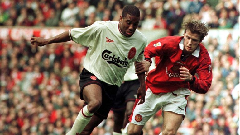 Джон БАРНС (слева) в борьбе с Дэвидом БЕКХЭМОМ. Фото REUTERS Джон БАРНС (слева) в борьбе с Дэвидом БЕКХЭМОМ. Фото REUTERS