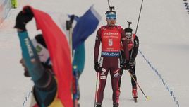 Сегодня. Анси. Антон ШИПУЛИН (№5) финиширует четвертым в масс-старте.