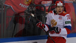 Вчера. Москва. Россия - Финляндия - 3:0. Форвард нашей команды Максим ШАЛУНОВ празднует заброшенную шайбу.