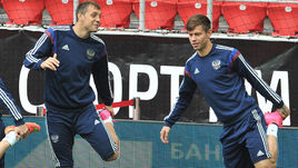 Артем ДЗЮБА (слева) и Федор СМОЛОВ.