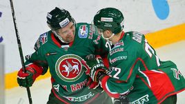 Сегодня. Казань. "Ак Барс" - "Салават Юлаев" - 2:1. Данис ЗАРИПОВ (слева) и Станислав ГАЛИЕВ.