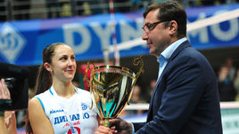 Станислав ШЕВЧЕНКО (справа) вручает суперкубок связующей московского "Динамо" Вере ВЕТРОВОЙ.