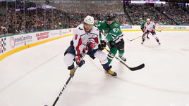 Капитан "Вашингтона" Александр ОВЕЧКИН (слева) и форвард "Далласа" Александр РАДУЛОВ.