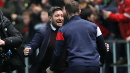 Среда. Бристоль. "Бристоль Сити" - "Манчестер Юнайтед" - 2:1. Главный тренер хозяев Ли ДЖОНСОН перед игрой признавался, что потратил много денег, чтобы купить бутылку вина для Жозе Моуринью.