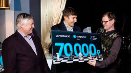 Карякин и Карпов провели сеанс одновременной игры на шахматном турнире "Открытие Брокер"