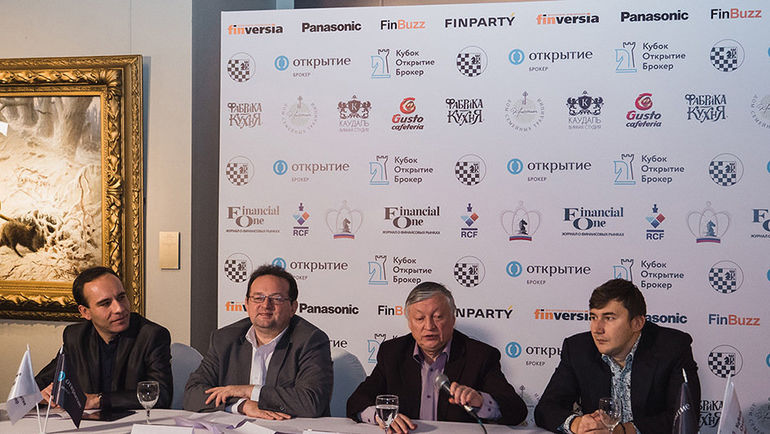 Сергей КАРЯКИН (справа) и Анатолий КАРПОВ (второй справа). Сергей КАРЯКИН (справа) и Анатолий КАРПОВ (второй справа).