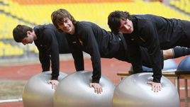 Апрель 2010 года. Ника ПИЛИЕВ (справа), Георгий ЩЕННИКОВ (в центре) и Алан ДЗАГОЕВ на тренировке ЦСКА.