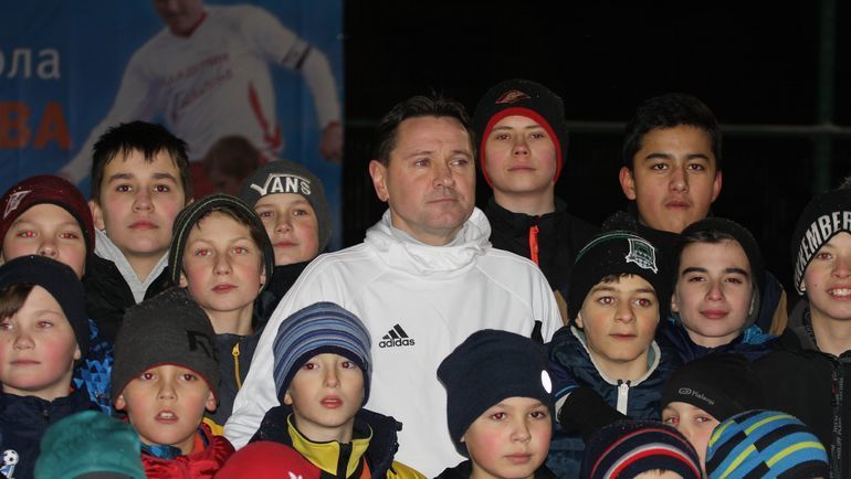 Дмитрий АЛЕНИЧЕВ и юные футболисты его академии. Фото Динара КАФИСКИНА Дмитрий АЛЕНИЧЕВ и юные футболисты его академии. Фото Динара КАФИСКИНА