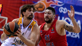 Пятница. Москва. ЦСКА - "Химки" - 79:68. Алексей ШВЕД (слева) против Никиты КУРБАНОВА.