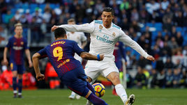 Сегодня. Мадрид. "Реал" - "Барселона" - 0:3. КРИШТИАНУ РОНАЛДУ (справа) против Луиса СУАРЕСА.