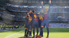 Суббота. Мадрид. "Реал" - "Барселона" - 0:3. Каталонцы празднуют крупную победу над чемпионом на его поле.