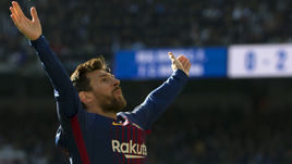 Суббота. Мадрид. "Реал" - "Барселона" - 0:3. Лионель МЕССИ празднует гол в ворота мадридцев. Впереди еще результативная передача без бутсы на ноге.