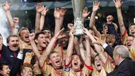 18 мая 2005 года. Лиссабон. "Спортинг" - ЦСКА - 1:3. Игорь АКИНФЕЕВ, Сергей ИГНАШЕВИЧ, братья Алексей и Василий БЕРЕЗУЦКИЕ вместе с партнерами поднимают над головой Кубок УЕФА.