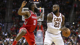 Джеймс ХАРДЕН (слева) и Леброн ДЖЕЙМС.