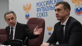 Понедельник. Москва. Дом футбола. Виталий МУТКО (слева) представляет Александра АЛАЕВА.