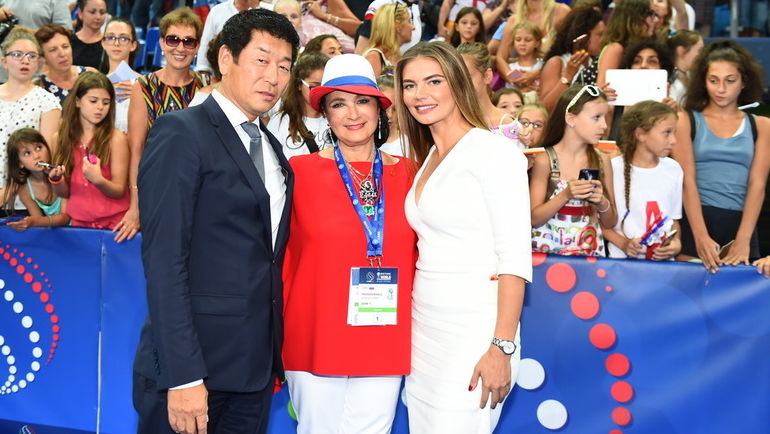 Сентябрь. Пезаро. Алина КАБАЕВА вместе с президентом Международной федерации художественной гимнастики Моринари ВАТАНАБЭ и главным тренером сборной России Ириной ВИНЕР-УСМАНОВОЙ. Фото Олег НАУМОВ Сентябрь. Пезаро. Алина КАБАЕВА вместе с президентом Международной федерации художественной гимнастики Моринари ВАТАНАБЭ и главным тренером сборной России Ириной ВИНЕР-УСМАНОВОЙ. Фото Олег НАУМОВ