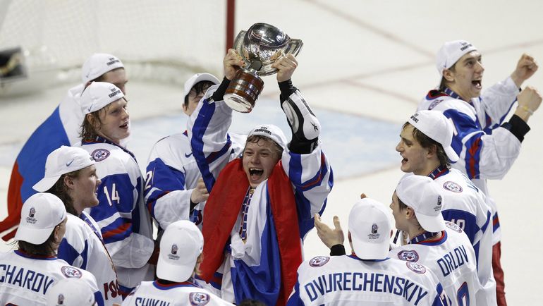 5 января 2011 года. Баффало. Канада - Россия - 3:5. Кубок чемпионов - в руках капитана россиян Владимира ТАРАСЕНКО. Фото REUTERS 5 января 2011 года. Баффало. Канада - Россия - 3:5. Кубок чемпионов - в руках капитана россиян Владимира ТАРАСЕНКО. Фото REUTERS