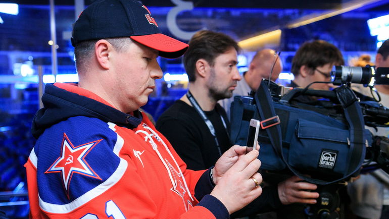 Хоккеисты и болельщики с каждым годом становятся ближе. Хоккеисты и болельщики с каждым годом становятся ближе.