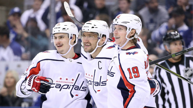 Дмитрий ОРЛОВ (слева), Александр ОВЕЧКИН (в центре) и Никлас БЭКСТРЕМ. Фото AFP Дмитрий ОРЛОВ (слева), Александр ОВЕЧКИН (в центре) и Никлас БЭКСТРЕМ. Фото AFP