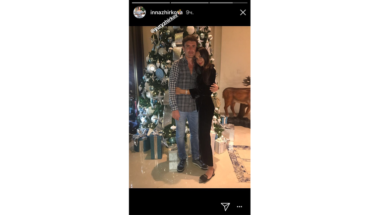 Юрий и Инна ЖИРКОВЫ у новогодней елочки. Фото instagram.com/ Юрий и Инна ЖИРКОВЫ у новогодней елочки. Фото instagram.com/