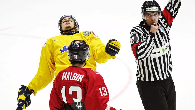 Денис МАЛЬГИН (№13) сыграл за все сборные Швейцарии - от юниорской до основной. Фото REUTERS Денис МАЛЬГИН (№13) сыграл за все сборные Швейцарии - от юниорской до основной. Фото REUTERS