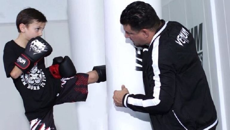 Фрэнк МИР. тренирует своего сына Ронина. Фрэнк МИР. тренирует своего сына Ронина.