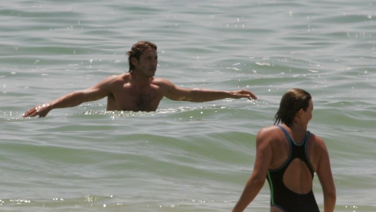 Александр МОСТОВОЙ на португальском пляже Виламоура перед Euro-2004. Фото REUTERS Александр МОСТОВОЙ на португальском пляже Виламоура перед Euro-2004. Фото REUTERS