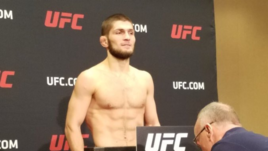 Вчера. Лас-Вегасе. Хабиб НУРМАГОМЕДОВ прошел процедуру взвешивания перед боем с Эдисоном Барбозой.