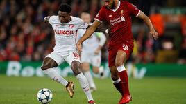 6 декабря. Ливерпуль. "Ливерпуль" - "Спартак" - 7:0. Квинси ПРОМЕС (слева) в борьбе с Джо ГОМЕЗОМ.