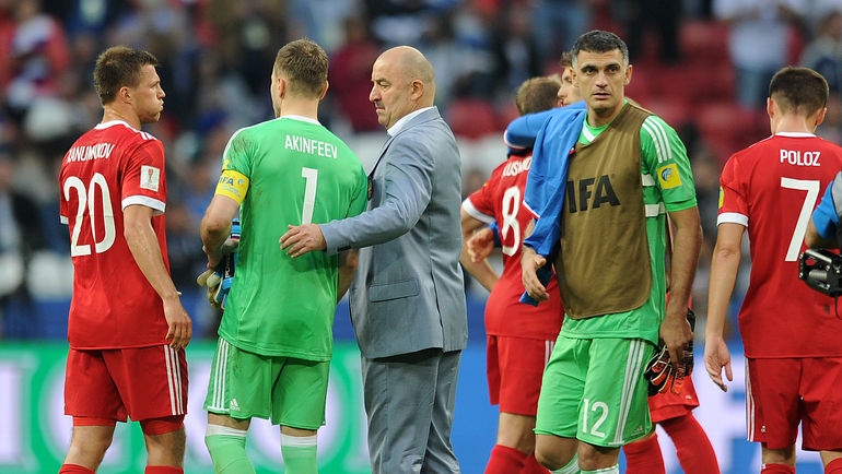 24 июня. Казань. Мексика - Россия - 2:1. Станислав ЧЕРЧЕСОВ и Игорь АКИНФЕЕВ после поражения в решающем матче Кубка конфедераций. Фото Алексей ИВАНОВ 24 июня. Казань. Мексика - Россия - 2:1. Станислав ЧЕРЧЕСОВ и Игорь АКИНФЕЕВ после поражения в решающем матче Кубка конфедераций. Фото Алексей ИВАНОВ