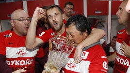 17 мая 2017 года. Москва. ЛЮ ХУНШЕН и Дмитрий КОМБАРОВ в чемпионской раздевалке "Спартака".