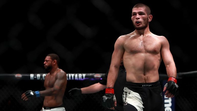 Хабиб НУРМАГОМЕДОВ (справа) наверняка будет биться за титул. Фото AFP Хабиб НУРМАГОМЕДОВ (справа) наверняка будет биться за титул. Фото AFP