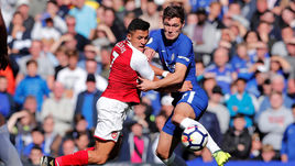 "Арсенал" Алексиса САНЧЕСА (слева) против "Челси" Андреаса КРИСТЕНСЕНА - одна из афиш начала года.