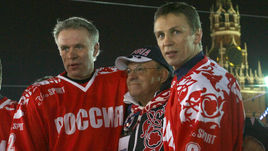 Декабрь 2006 года. Москва. Игорь ЛАРИОНОВ (справа), Вячеслав ФЕТИСОВ (слева) и Скотти БОУМЭН на Красной площади.