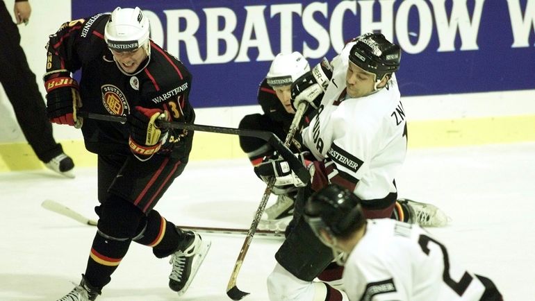 1998 год. В игре за сборную Латвии Олег ЗНАРОК (в центре). Фото REUTERS 1998 год. В игре за сборную Латвии Олег ЗНАРОК (в центре). Фото REUTERS