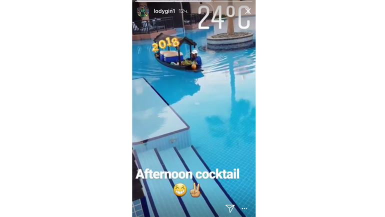 Юрию ЛОДЫГИНУ подают коктейли прямо в бассейн. Юрию ЛОДЫГИНУ подают коктейли прямо в бассейн.