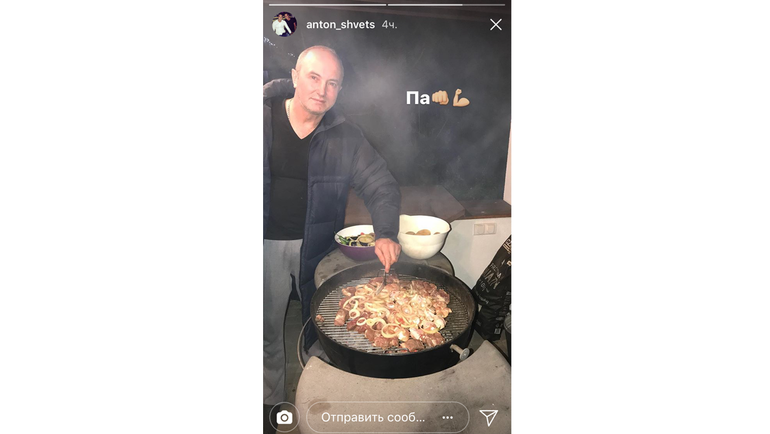 Антон ШВЕЦ дегустирует шашлык, который приготовил его отец. Антон ШВЕЦ дегустирует шашлык, который приготовил его отец.